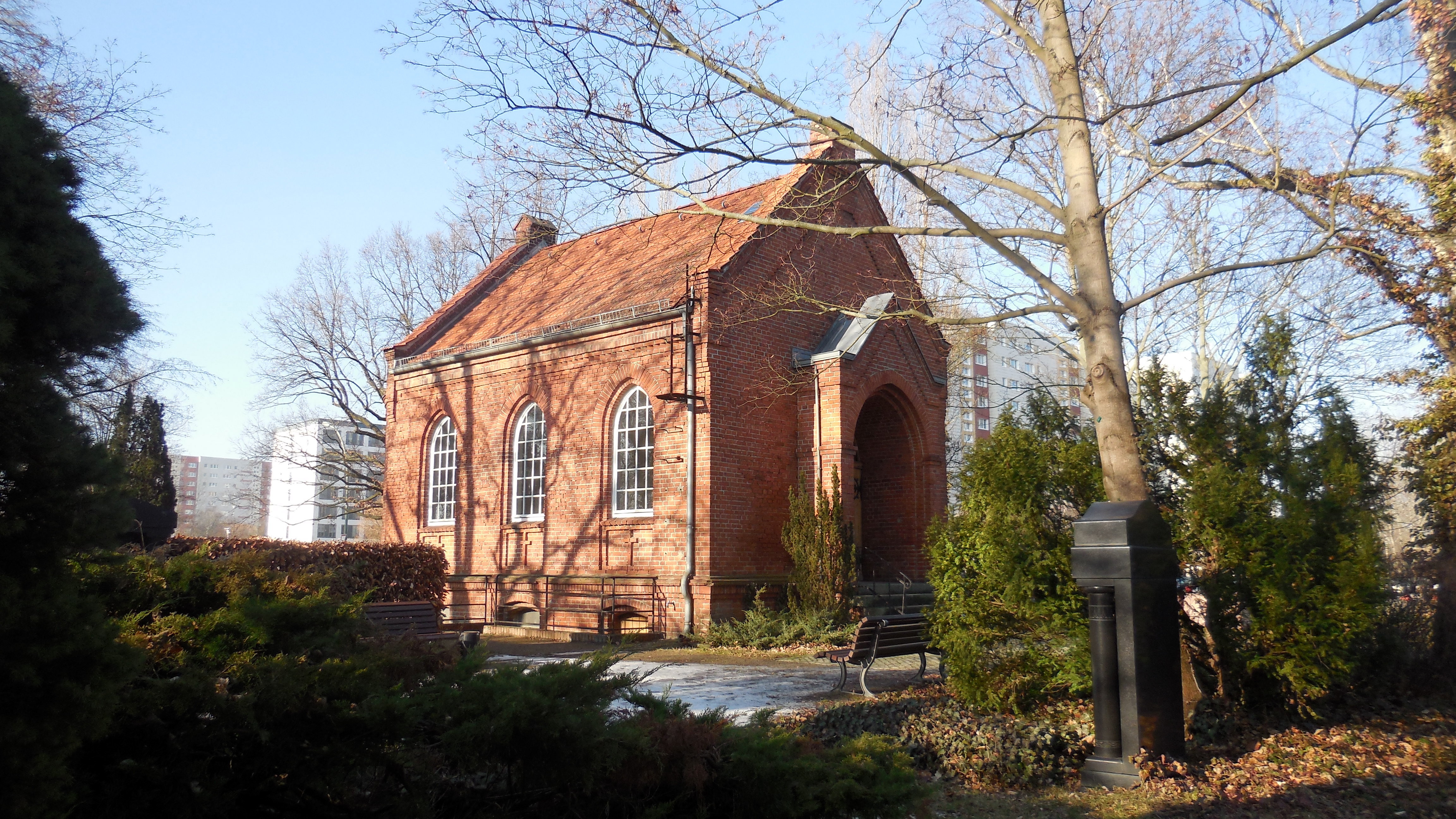 städtischer friedhof, friedhofskapelle & denkort