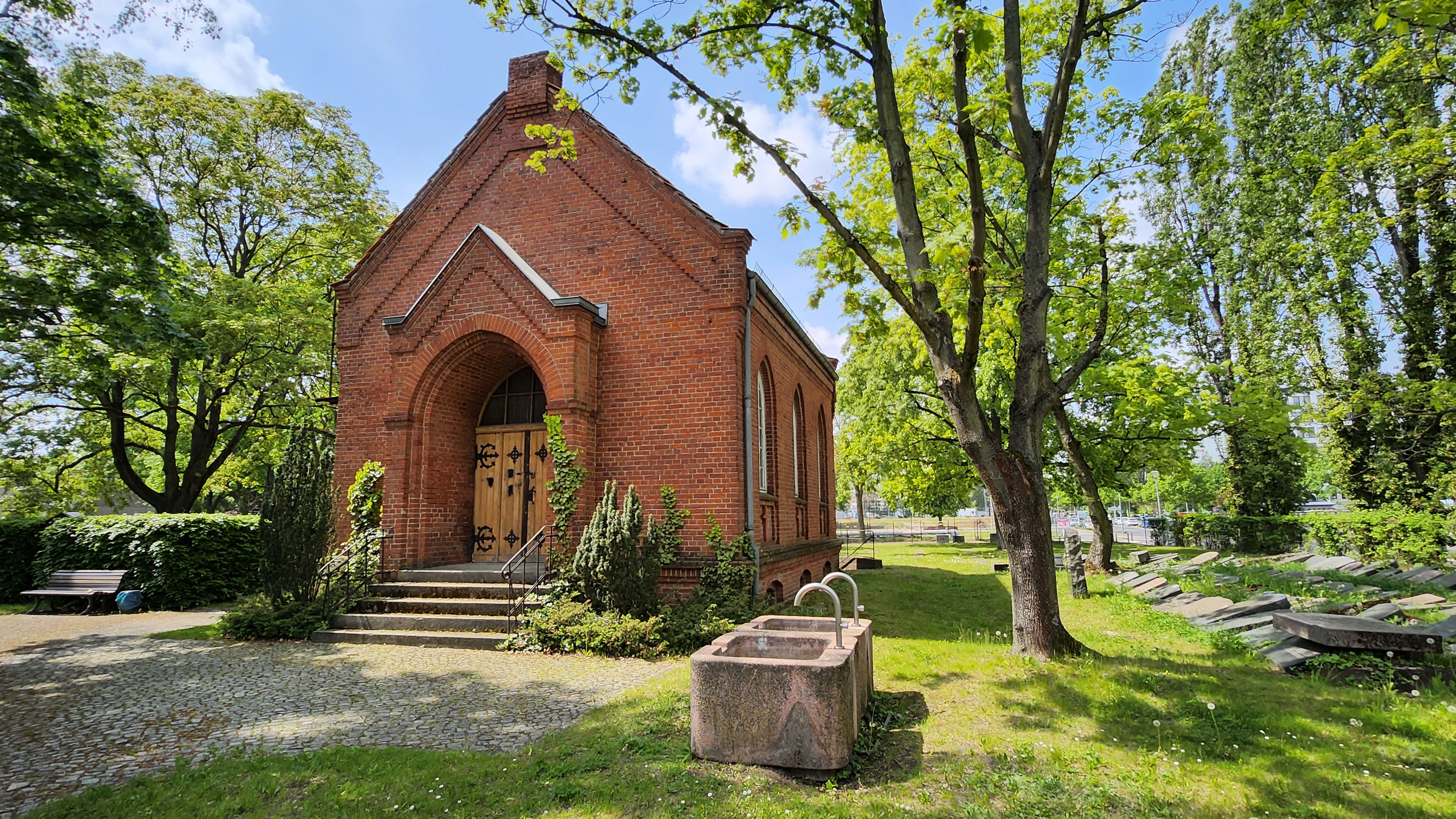 städtischer friedhof, friedhofskapelle & denkort
